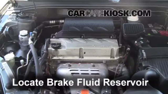 2005 Mitsubishi Galant ES 2.4L 4 Cyl. Liquide de frein Contrôler le niveau de liquide de frein